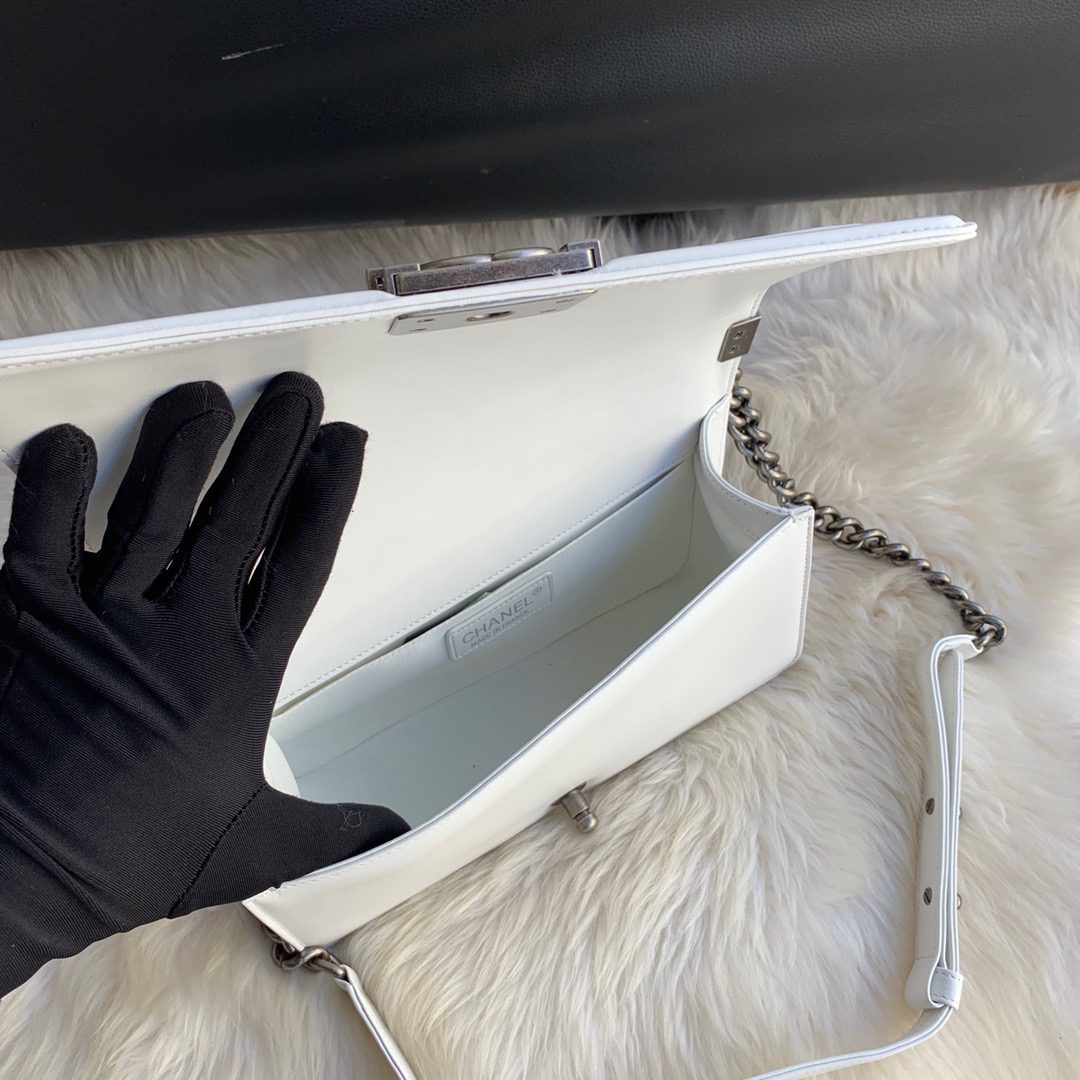 A67086, CHANEL BOY CHANEL HANDBAG, LAMBSKIN