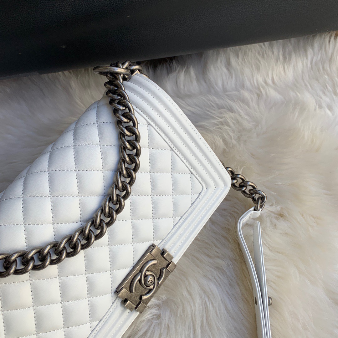 A67086, CHANEL BOY CHANEL HANDBAG, LAMBSKIN