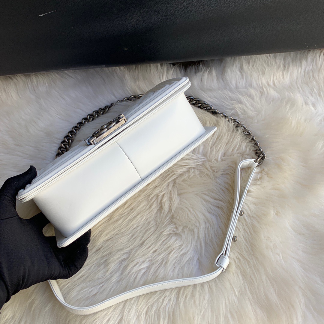 A67086, CHANEL BOY CHANEL HANDBAG, LAMBSKIN