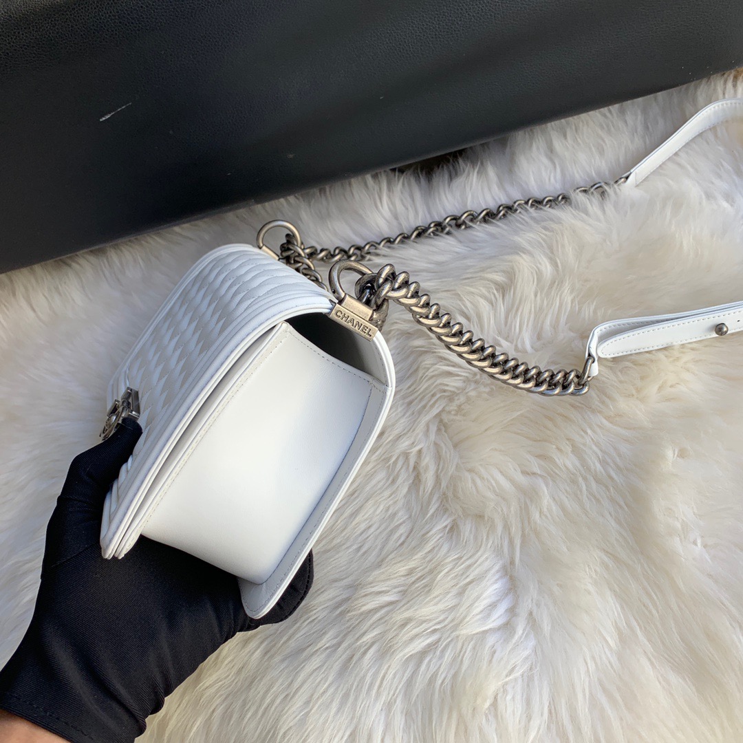 A67086, CHANEL BOY CHANEL HANDBAG, LAMBSKIN
