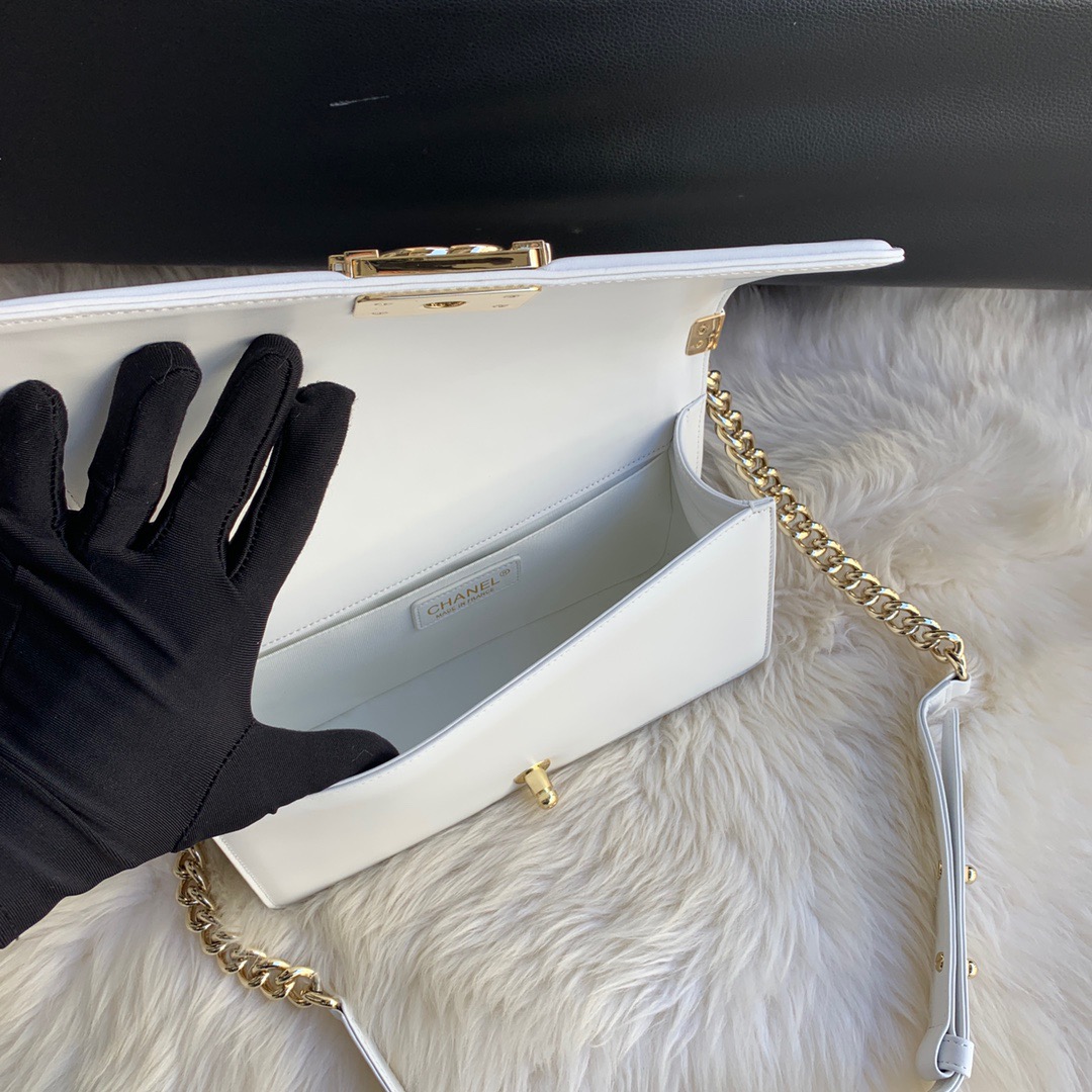 A67086, CHANEL BOY CHANEL HANDBAG, LAMBSKIN