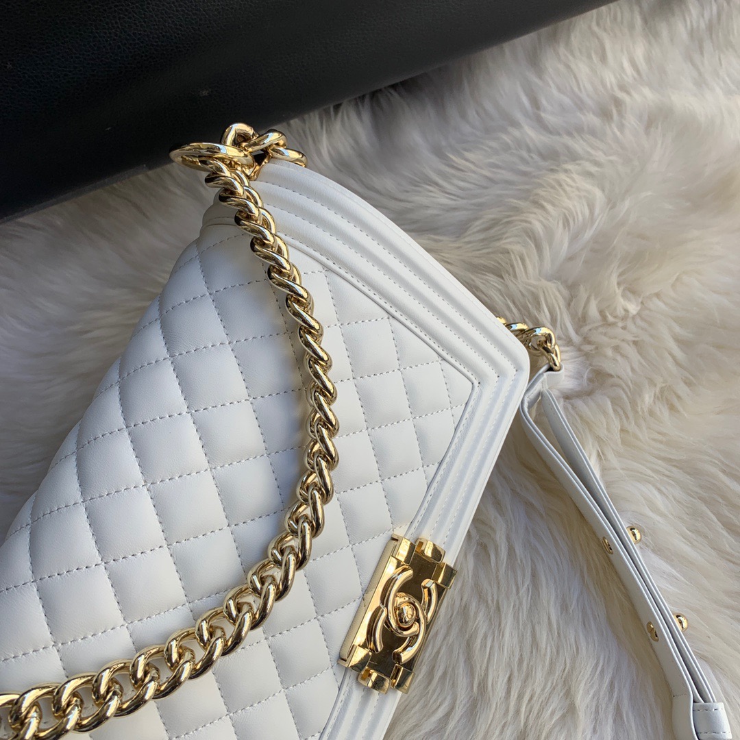 A67086, CHANEL BOY CHANEL HANDBAG, LAMBSKIN