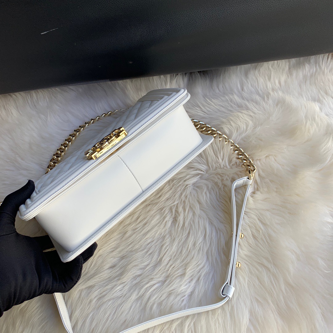 A67086, CHANEL BOY CHANEL HANDBAG, LAMBSKIN