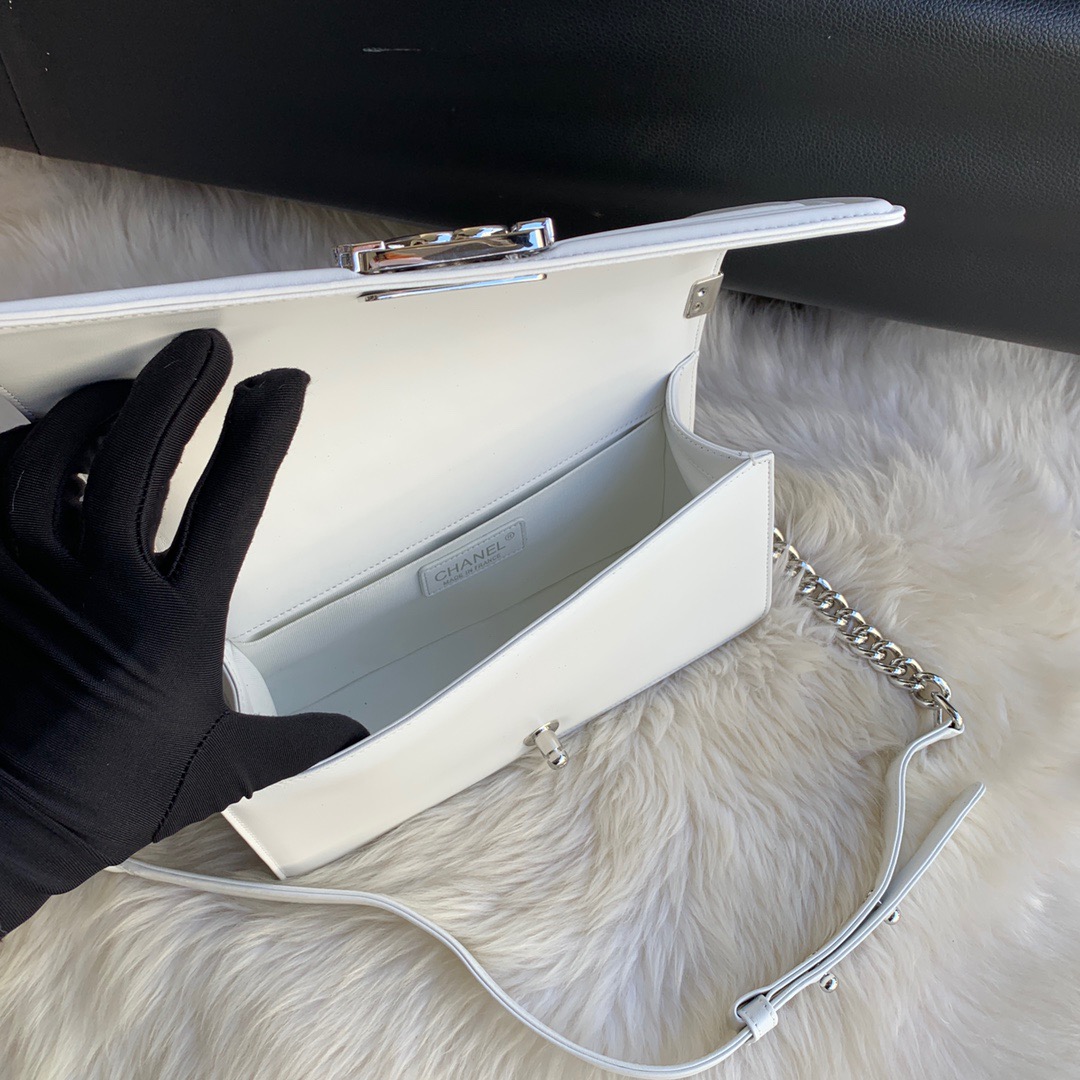 A67086, CHANEL BOY CHANEL HANDBAG, LAMBSKIN