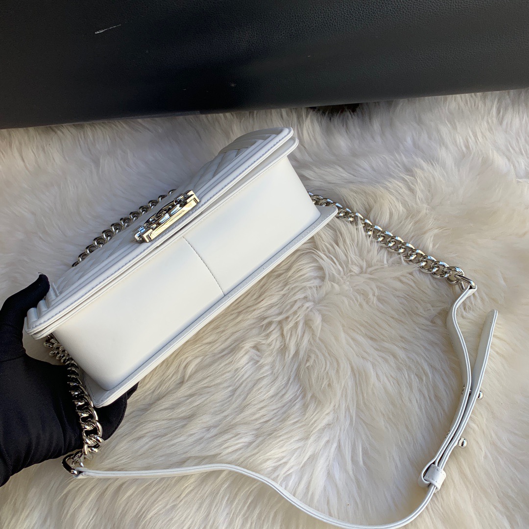A67086, CHANEL BOY CHANEL HANDBAG, LAMBSKIN