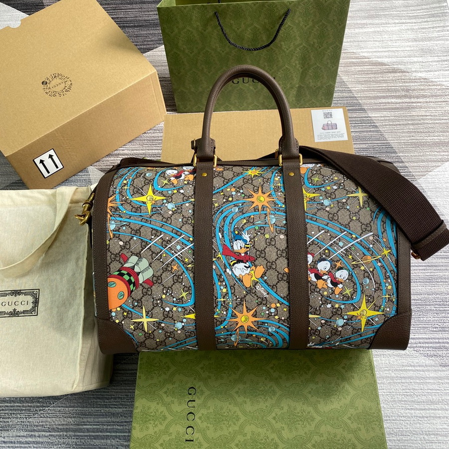 648085 Disney x Gucci Donald Duck duffle bag, gucci Duffle Bags for Men