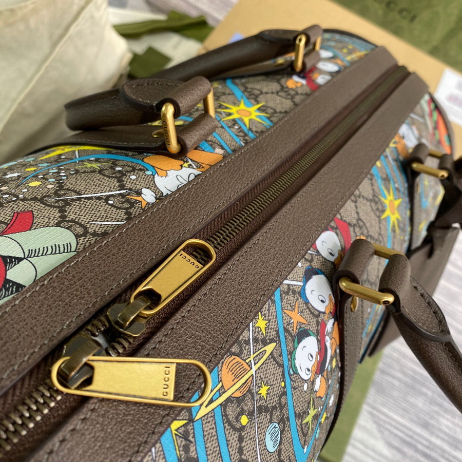 648085 Disney x Gucci Donald Duck duffle bag, gucci Duffle Bags for Men