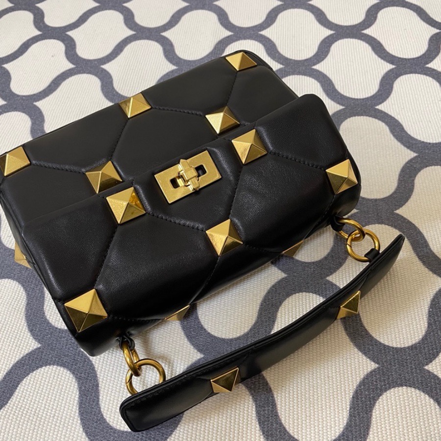 MEDIUM ROMAN STUD THE SHOULDER BAG IN NAPPA WITH CHAIN, Valentino bag