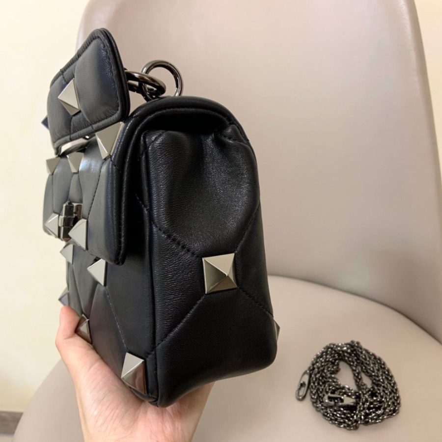 MEDIUM ROMAN STUD THE SHOULDER BAG IN NAPPA WITH CHAIN, Valentino bag
