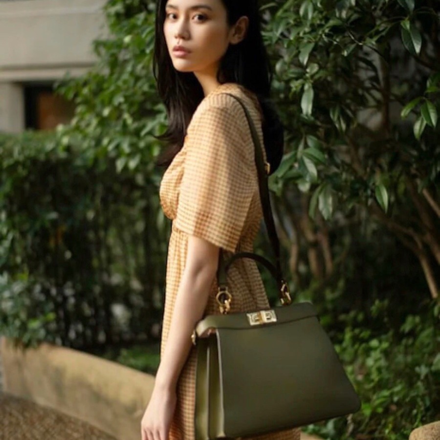PEEKABOO ISEEU MEDIUM, FENDI HANDBAG