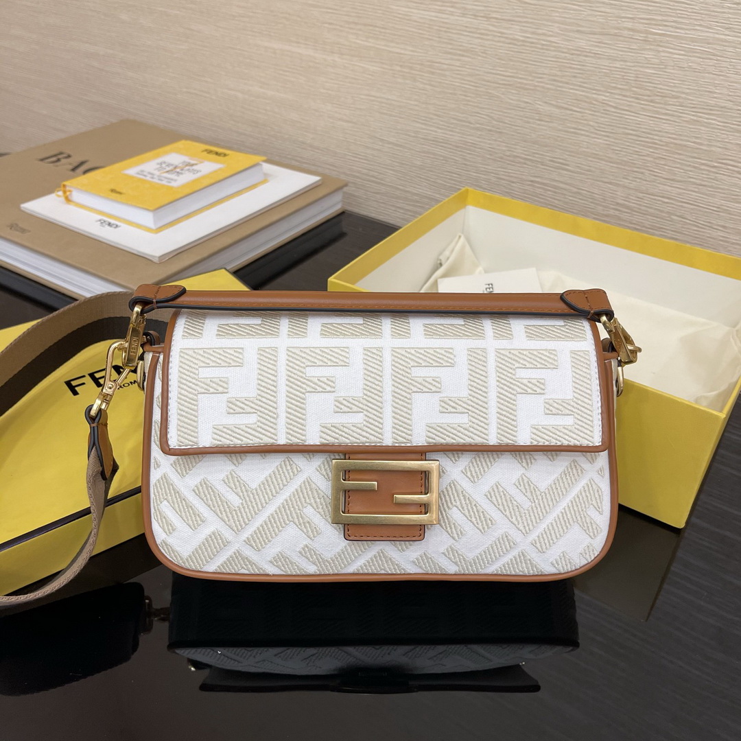 BAGUETTE , FENDI