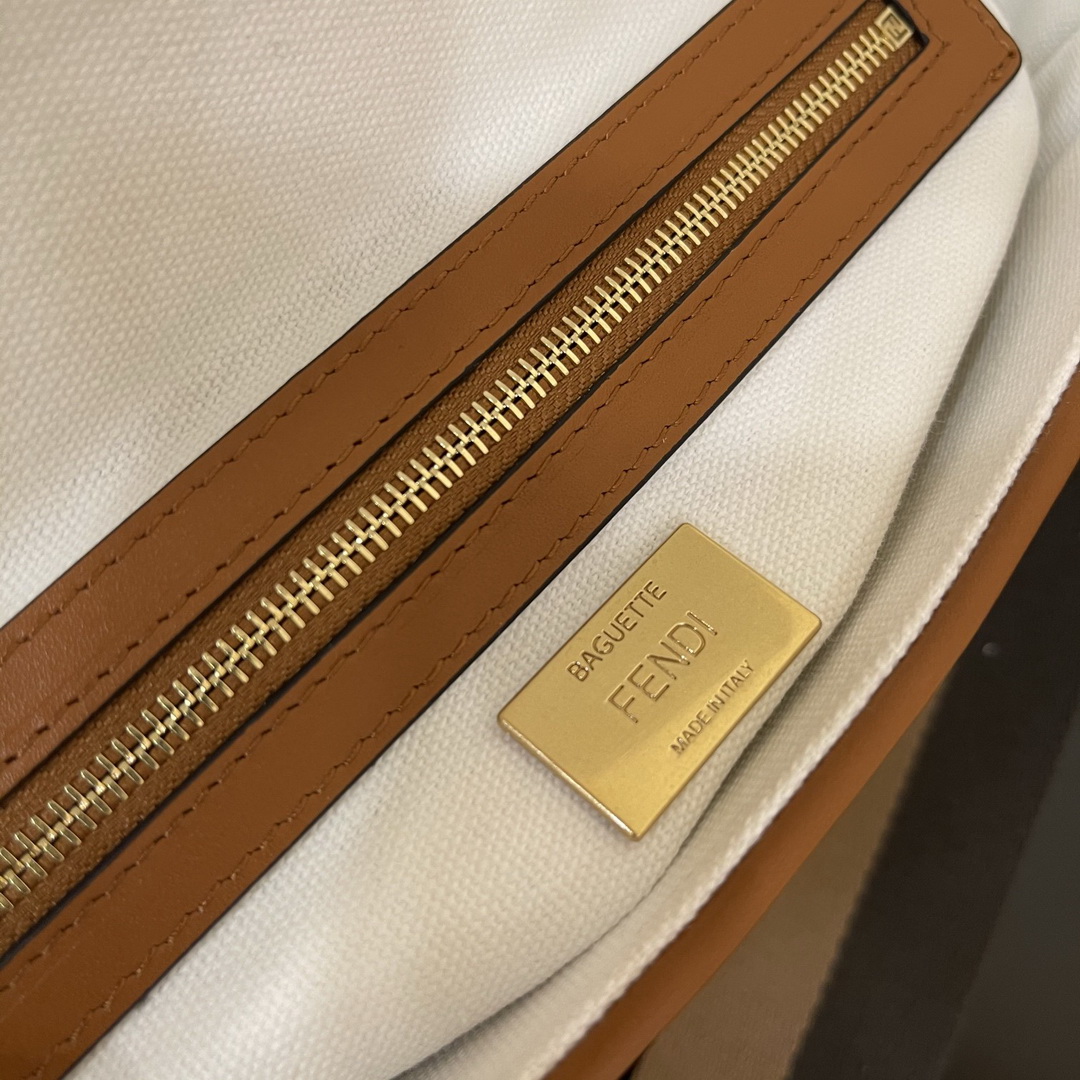BAGUETTE , FENDI