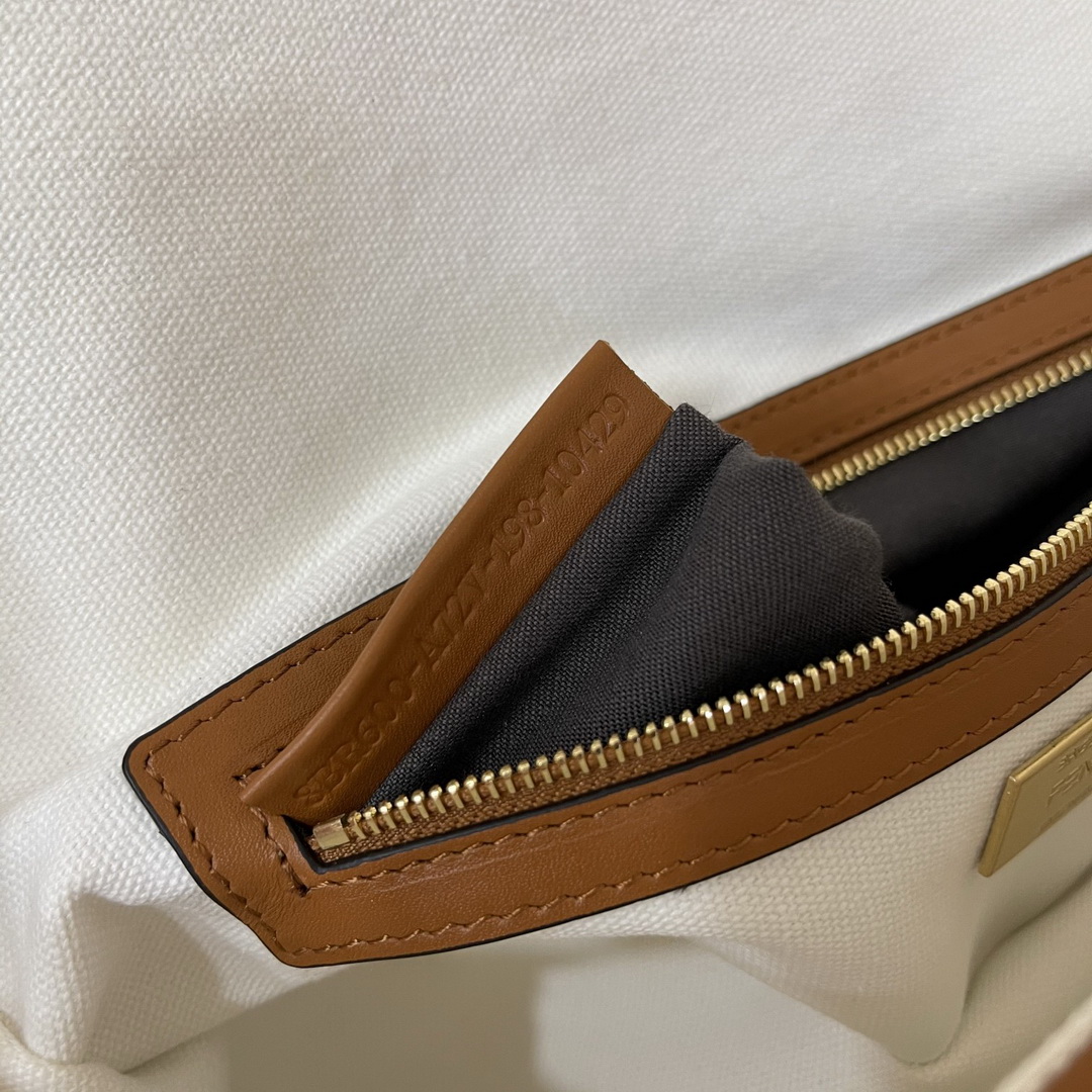BAGUETTE , FENDI