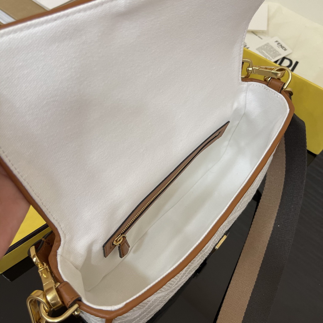BAGUETTE , FENDI