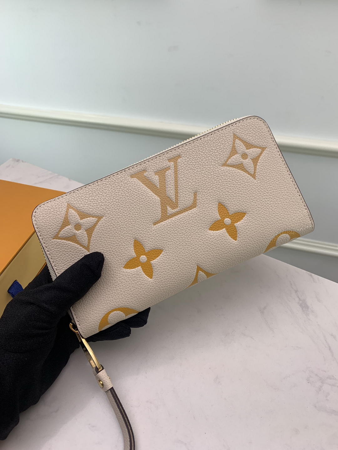 M80402  ZIPPY WALLET
