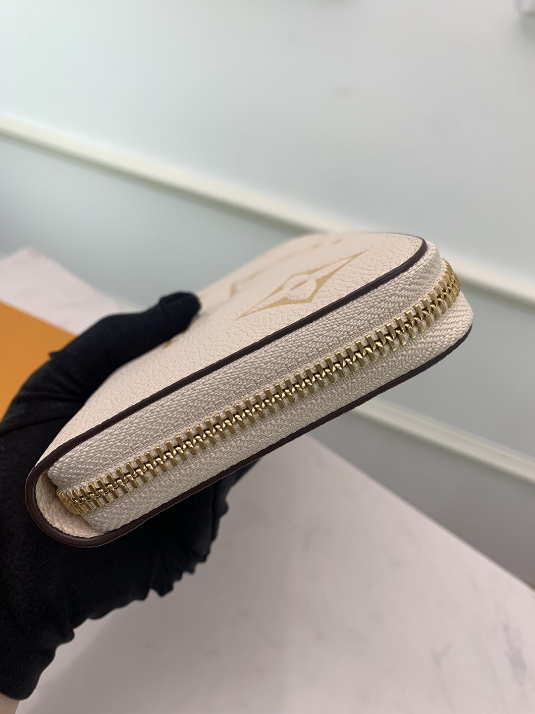 M80402  ZIPPY WALLET