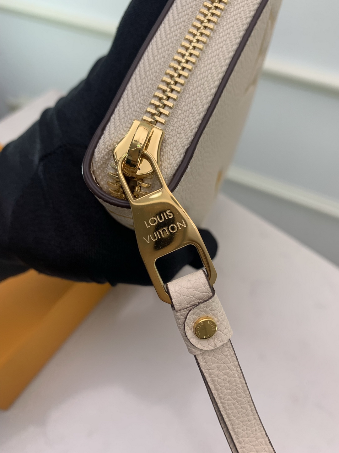 M80402  ZIPPY WALLET