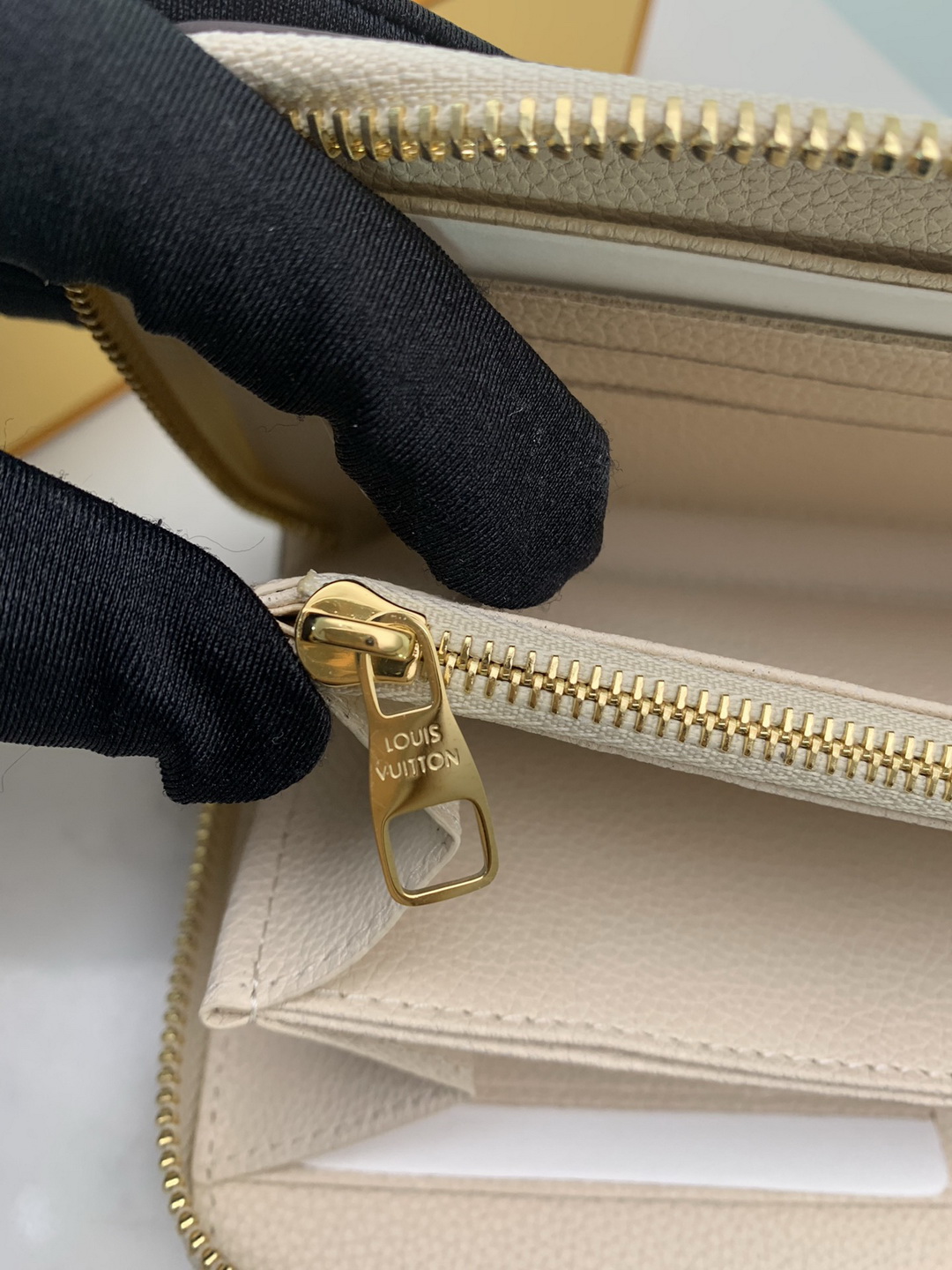M80402  ZIPPY WALLET