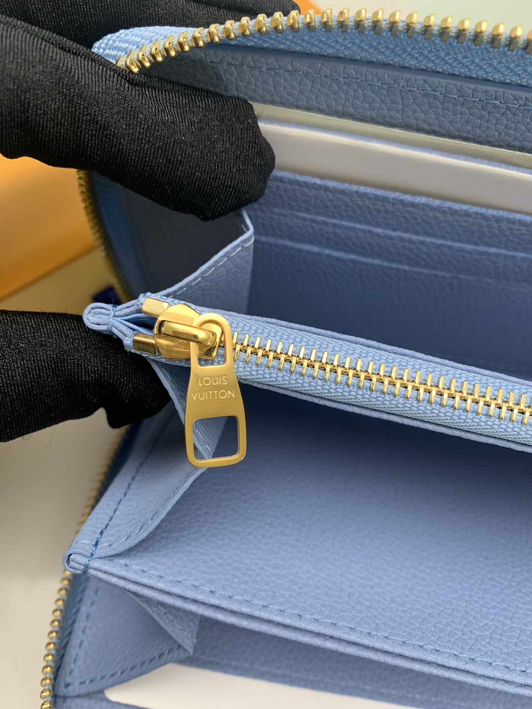 M80404  ZIPPY WALLET