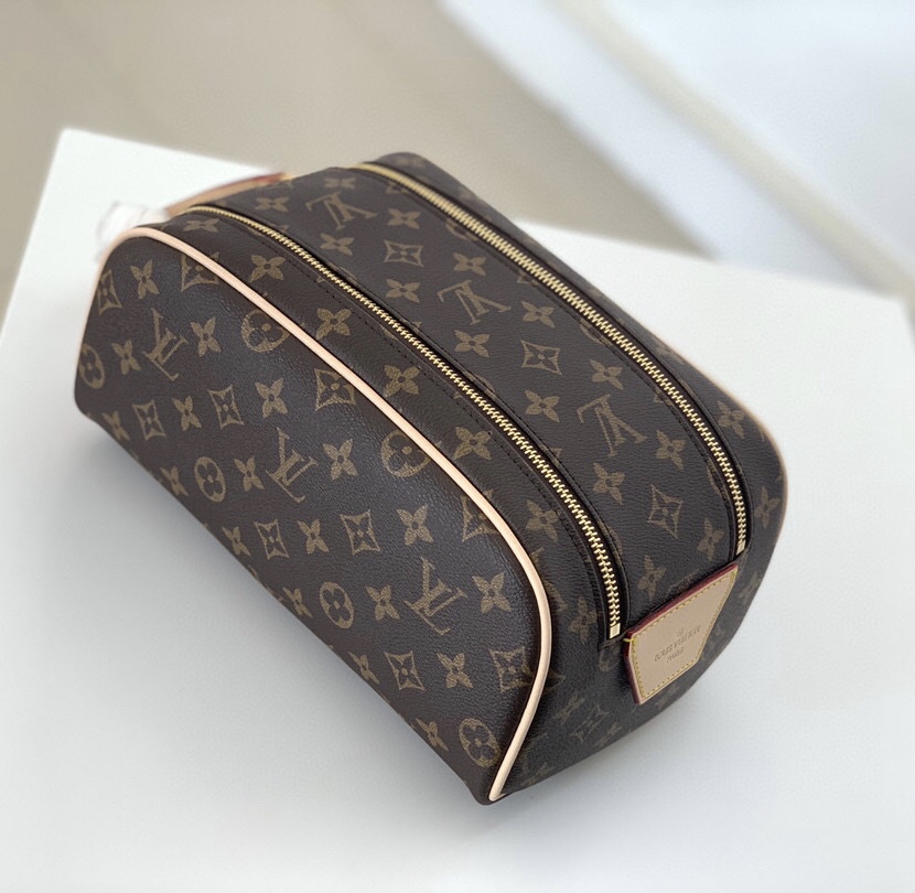 M44494  DOPP KIT TOILET POUCH