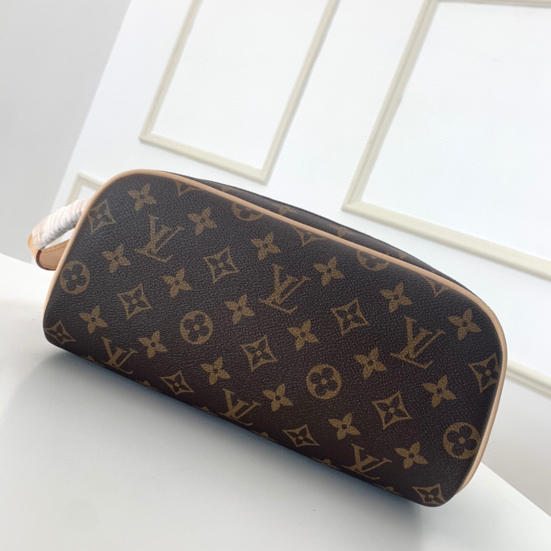 M44494  DOPP KIT TOILET POUCH