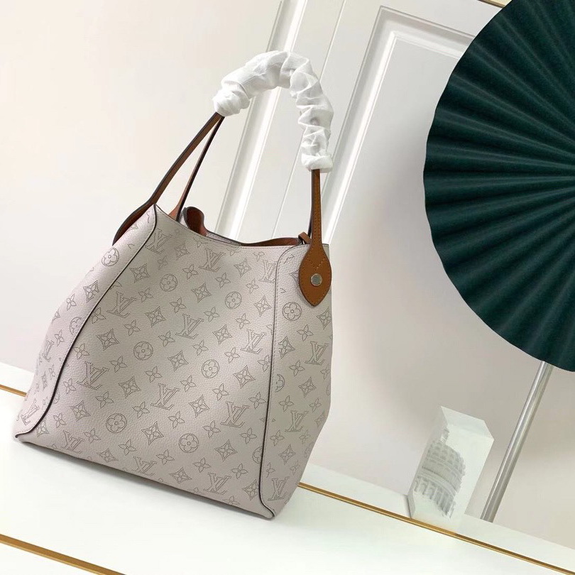 HINA MM, LOUIS VUITTON LV