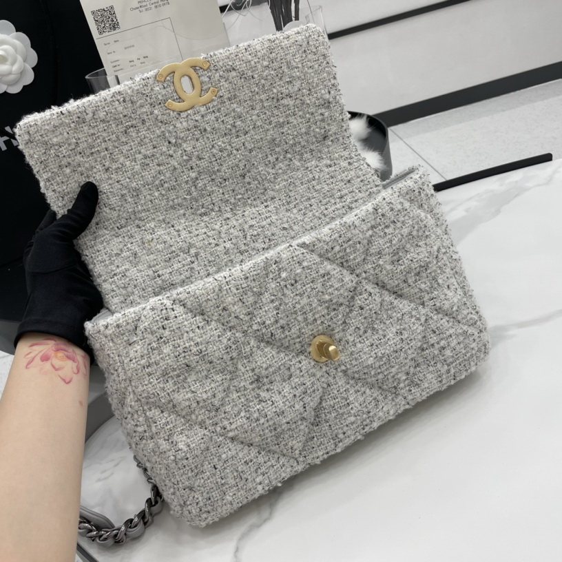 AS1161 CHANEL 19 HANDBAG