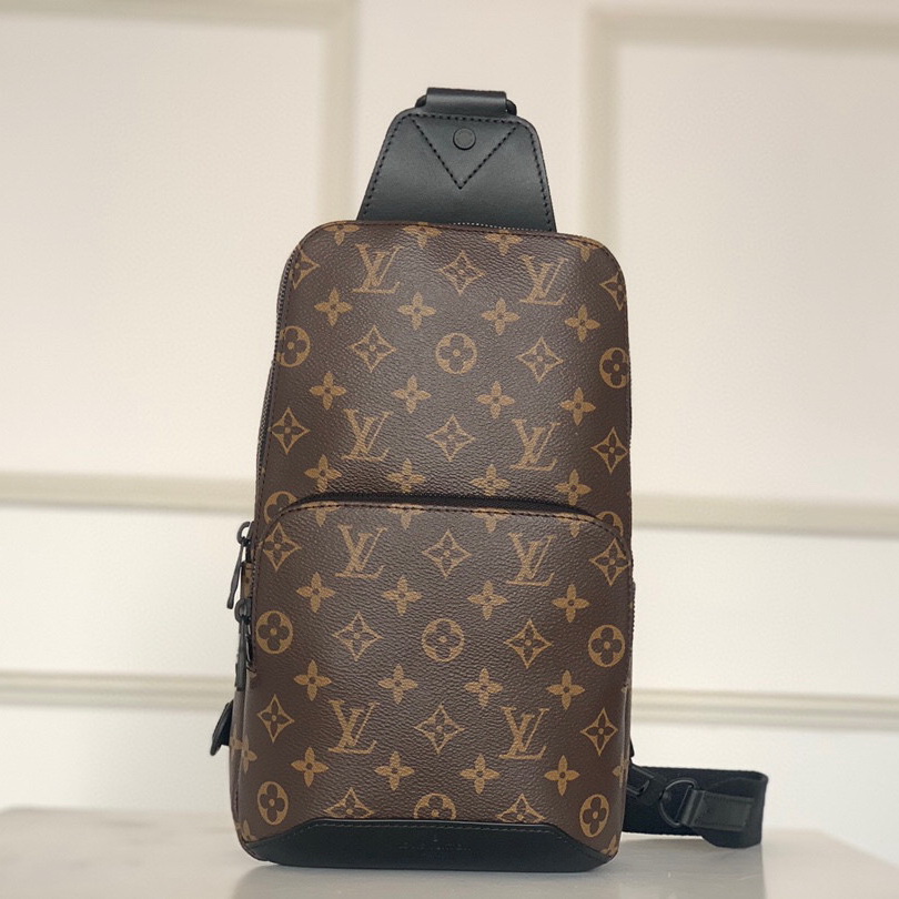M45897  AVENUE SLING BAG