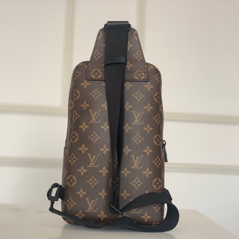 M45897  AVENUE SLING BAG