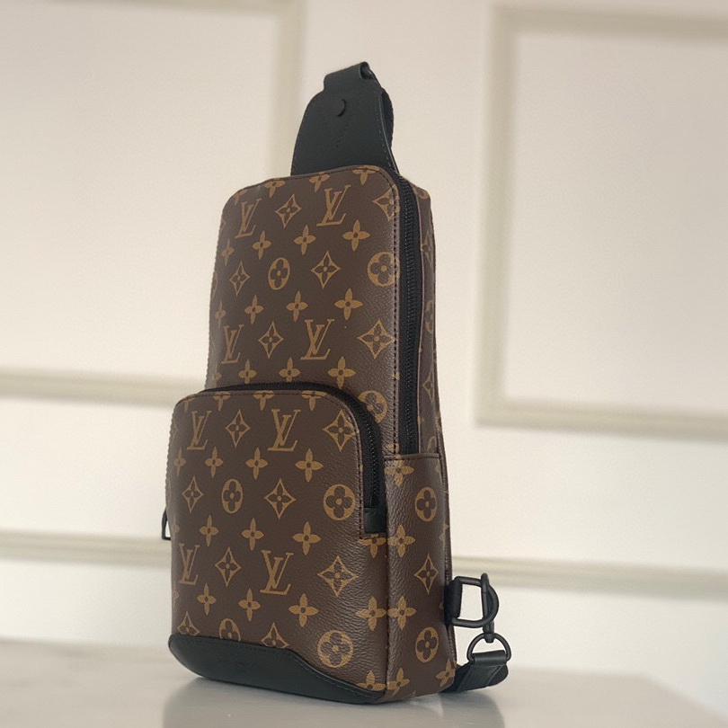 M45897  AVENUE SLING BAG