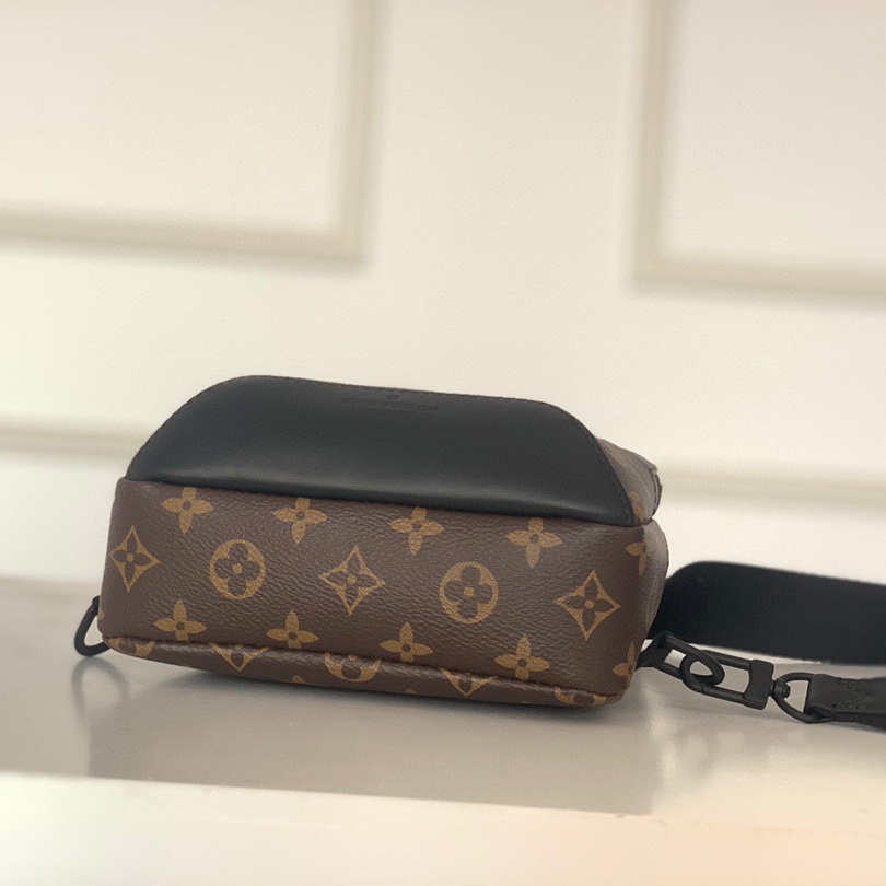 M45897  AVENUE SLING BAG