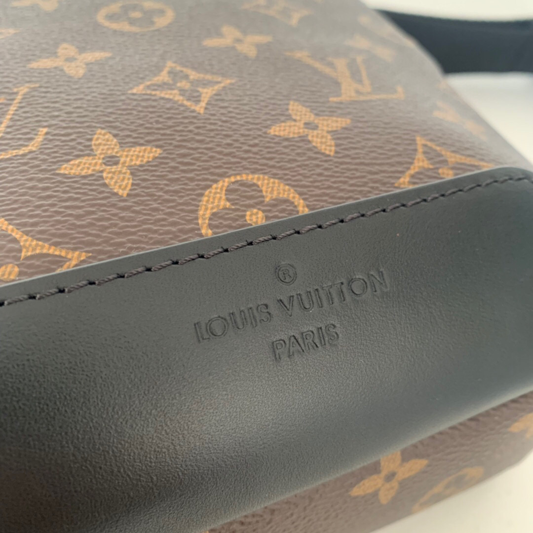 M45897  AVENUE SLING BAG