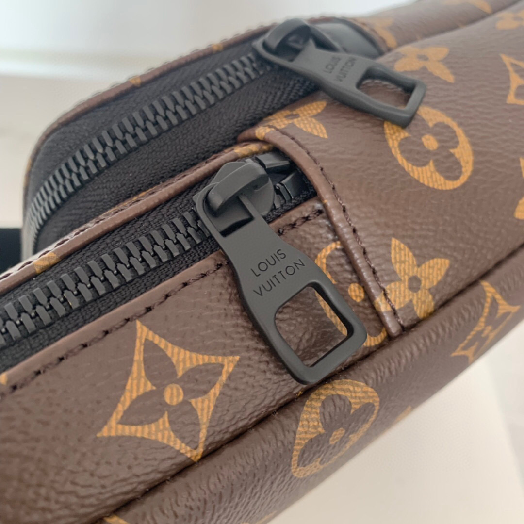 M45897  AVENUE SLING BAG