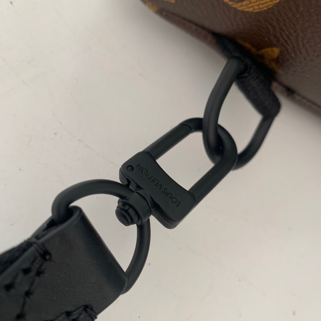 M45897  AVENUE SLING BAG