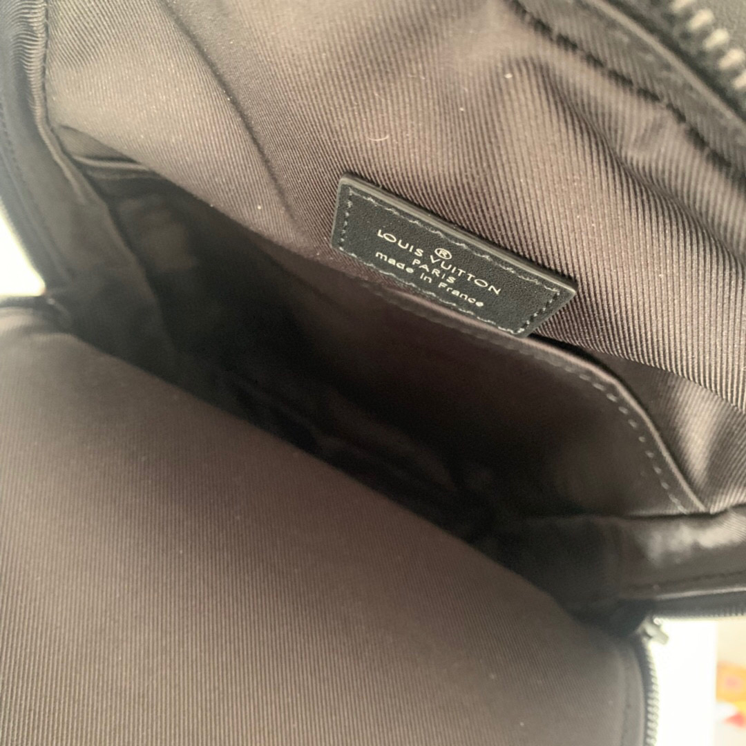 M45897  AVENUE SLING BAG