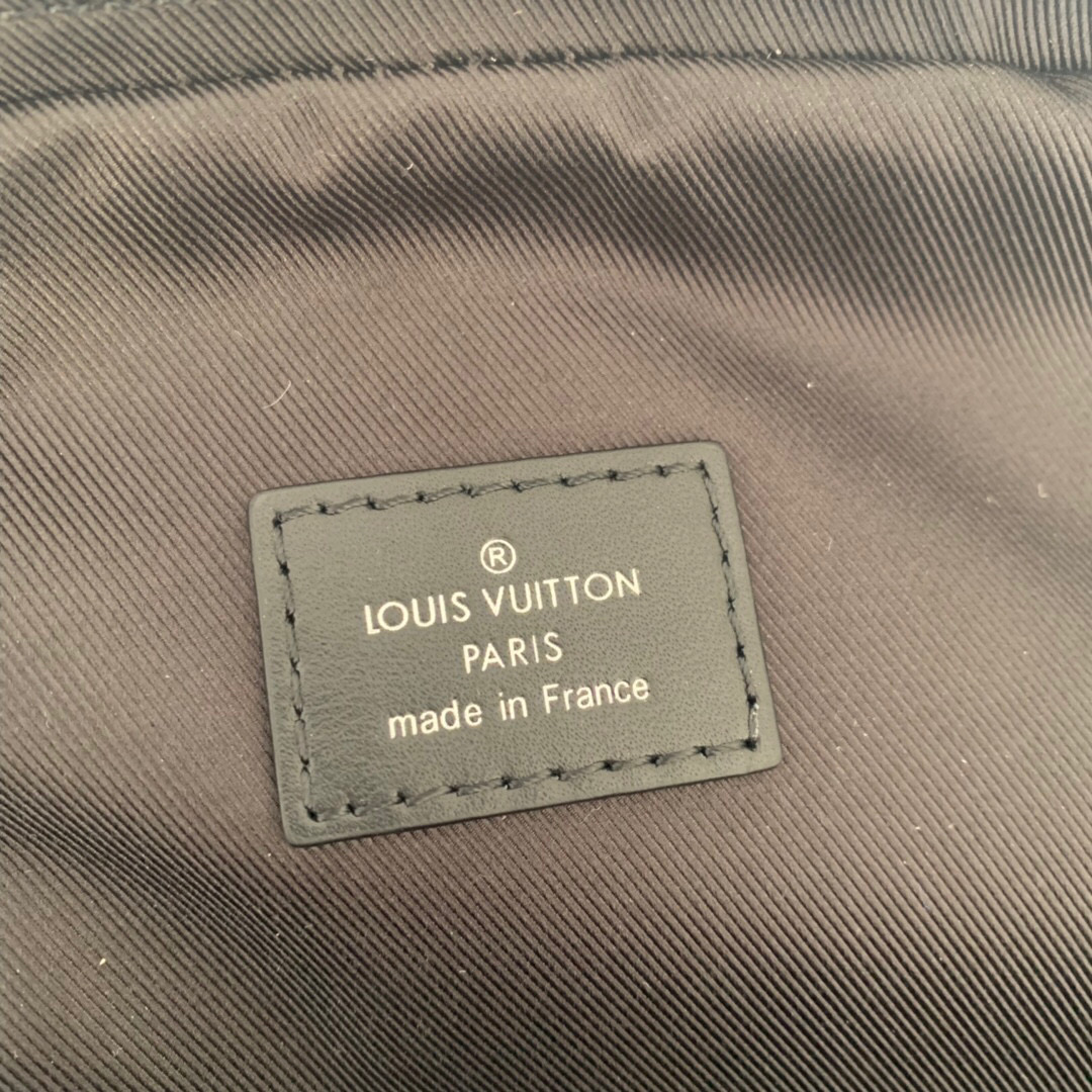 M45897  AVENUE SLING BAG