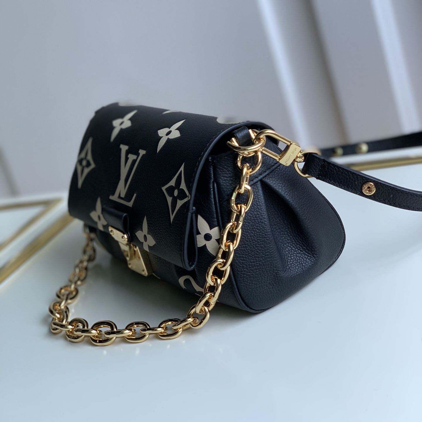 M45859  FAVORITE, Louis Vuitton LV