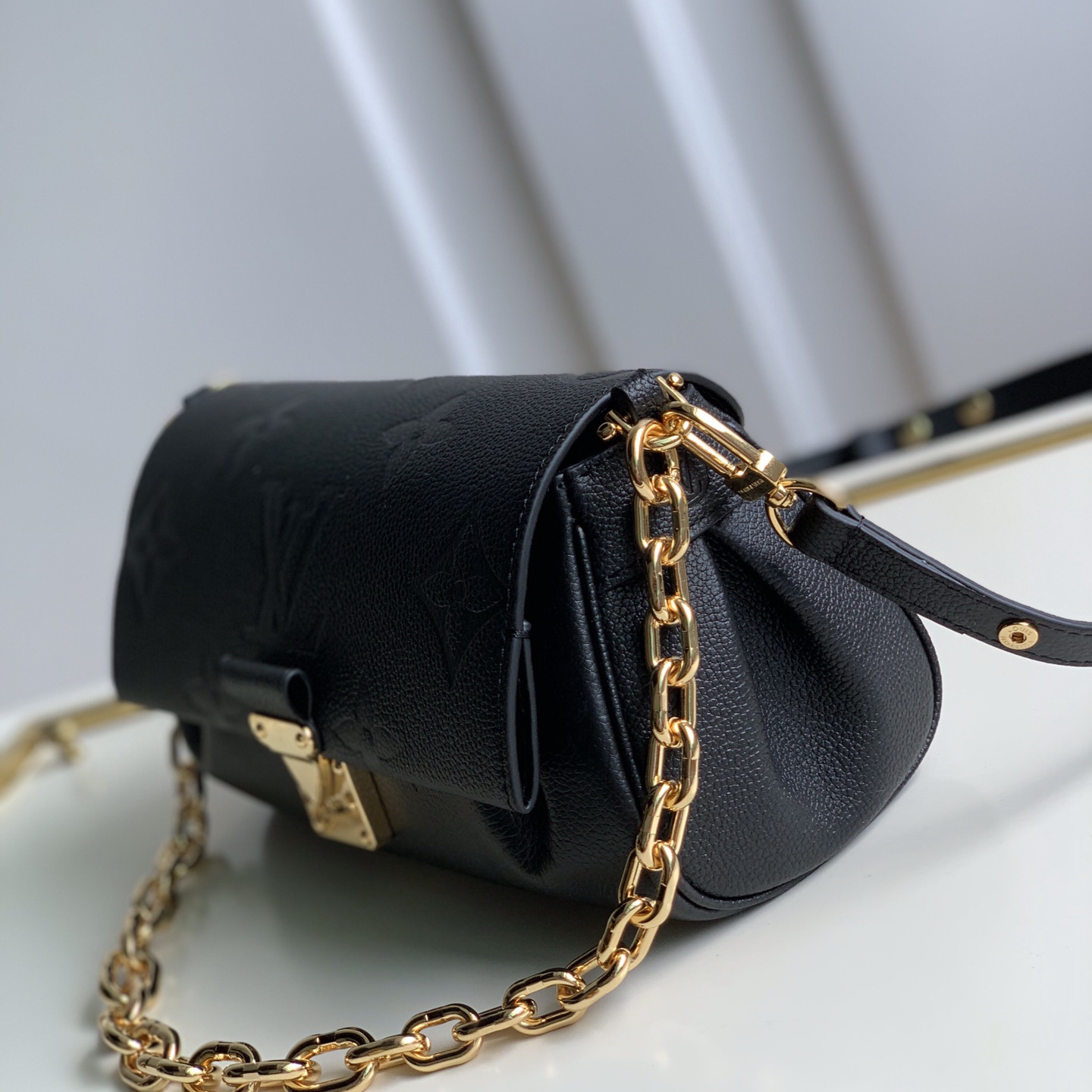 M45813  FAVORITE, Louis Vuitton LV