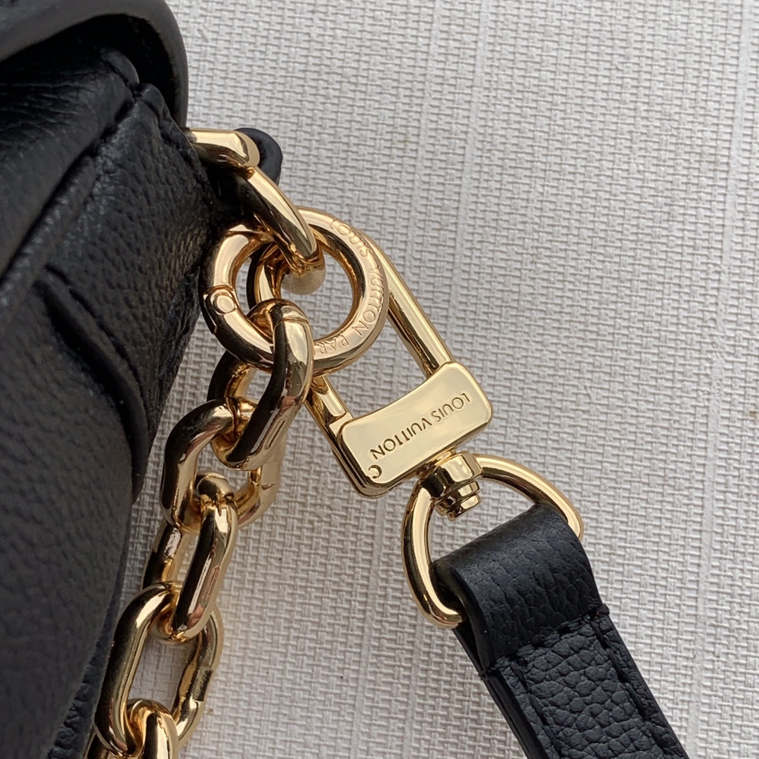 M45813  FAVORITE, Louis Vuitton LV