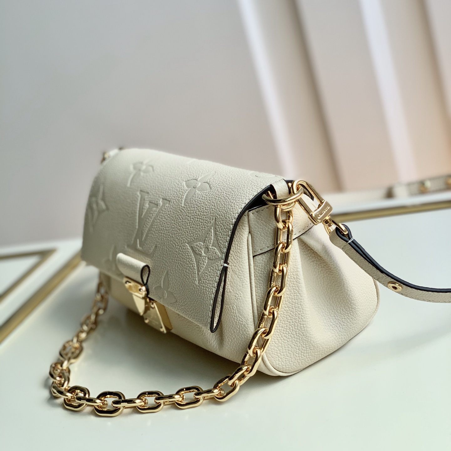 M45813  FAVORITE, Louis Vuitton LV