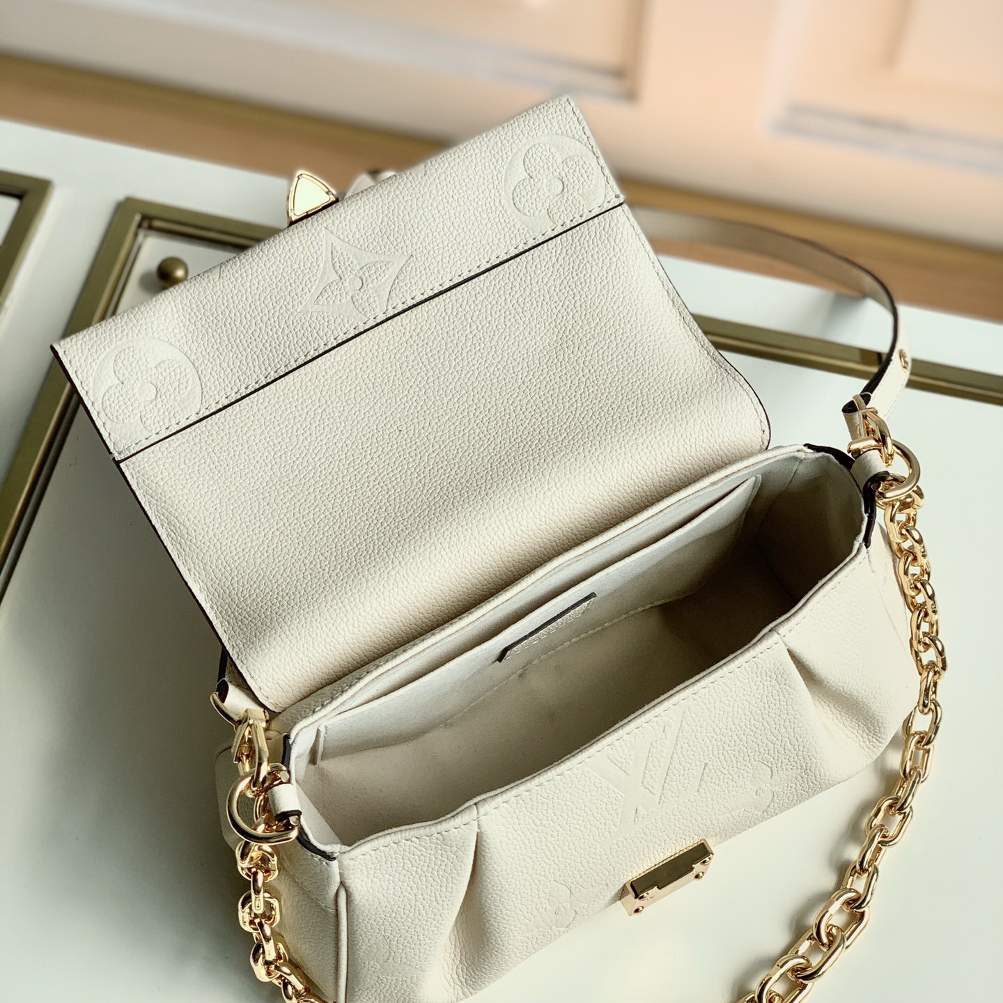 M45813  FAVORITE, Louis Vuitton LV