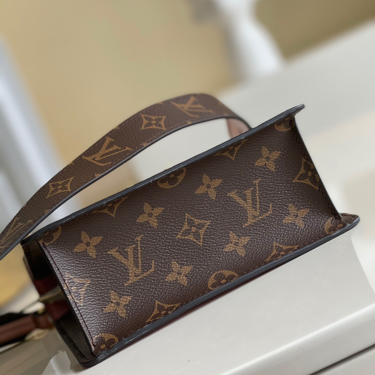 M90568  SPRING STREET, Louis Vuitton LV