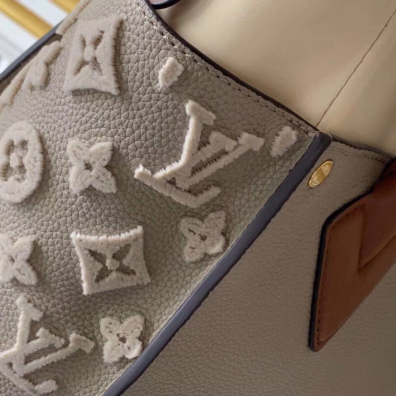 M53825  ON MY SIDE MM, Louis Vuitton LV