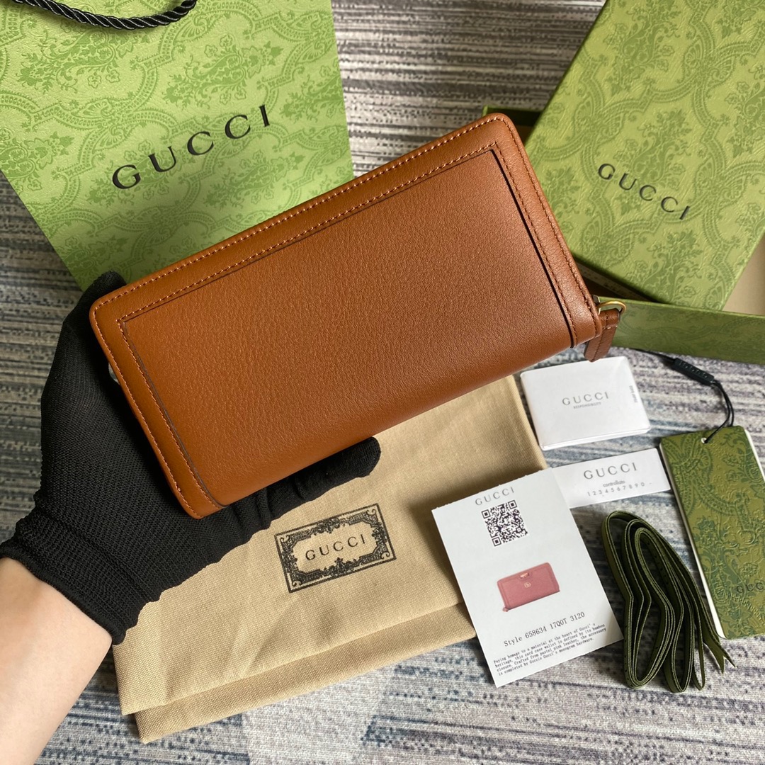 658634 Gucci Diana continental wallet