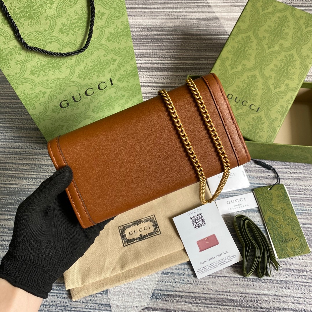 658243 Gucci Diana chain wallet with bamboo