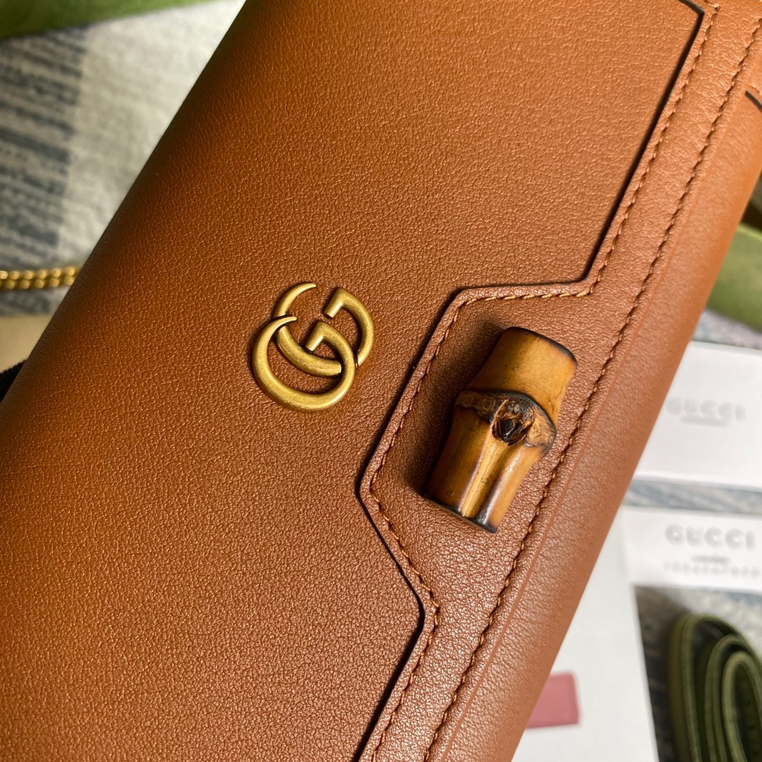 658243 Gucci Diana chain wallet with bamboo