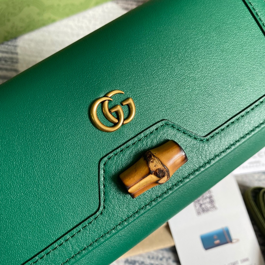 658243 Gucci Diana chain wallet with bamboo