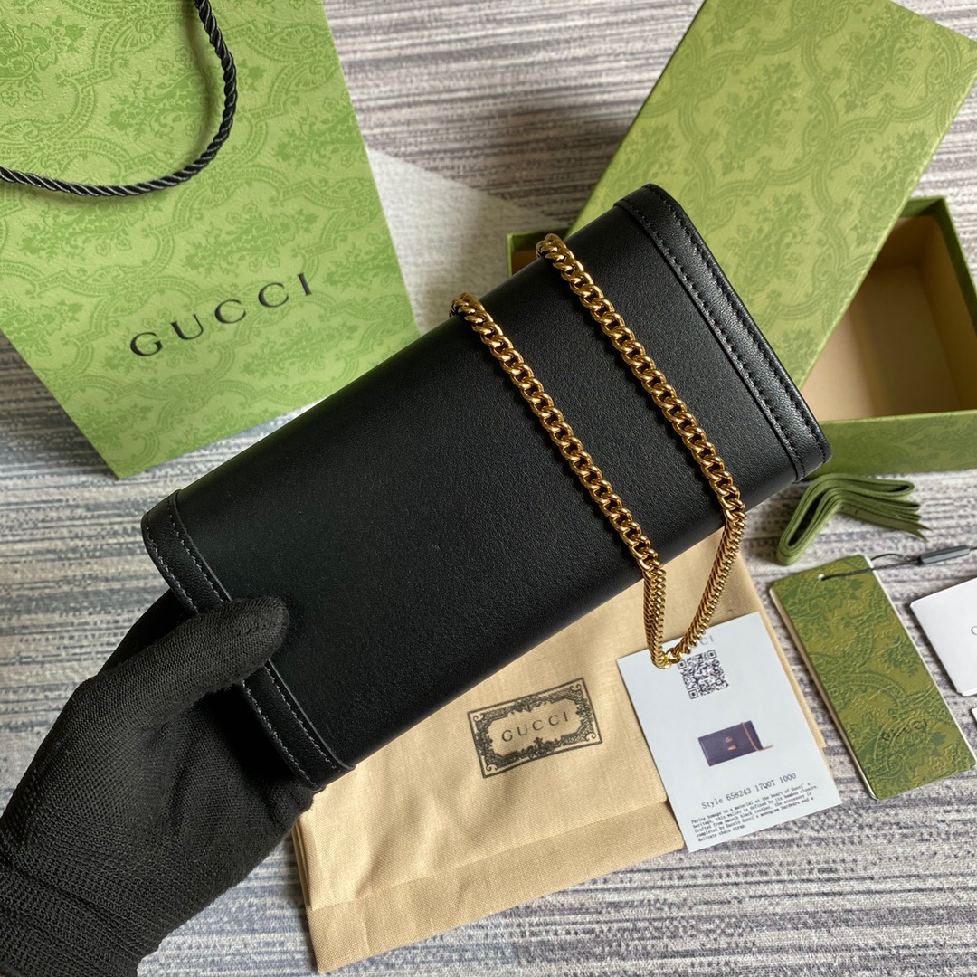 658243 Gucci Diana chain wallet with bamboo
