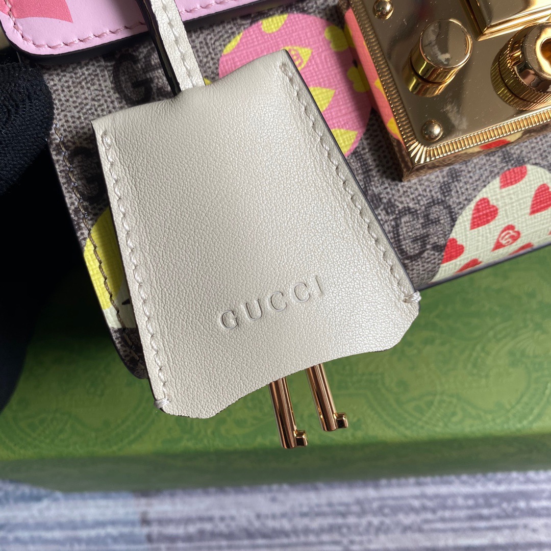 409487 GUCCI LES POMMES Padlock small GG shoulder bag