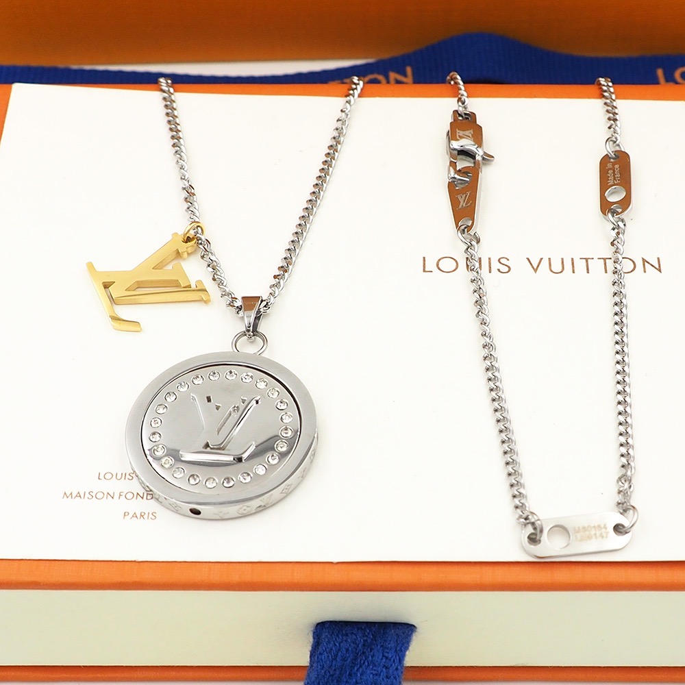 M80184  LV CATCH PENDANT NECKLACE